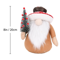 Poupée Tomte en peluche gnome des bois assise avec chapeau de paille, tenant un sapin aux baies givrées, pour décoration d'étagère de cabane d'automne, en gros