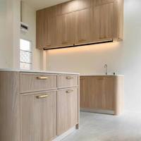 Maßgefertigte Moderne Modulare Küchenschränke mit Massivholztüren und Marmor-Arbeitsplatte Kücheninsel für Villa, Apartment, Hotel