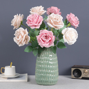 Vente en gros d'usine : Rose artificielle en soie couleur poussière, très populaire pour la décoration de la maison, les mariages et la Saint-Valentin - Product Image 1