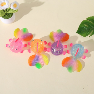 Giocattolo Squishy Antistress a Forma di Pesce Rosso con Polvere Dorata e Coda Colorata, un Giocattolo Originale e Unico - Product Image 6