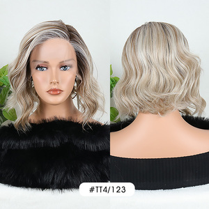 Parrucca Bob Corta Riccia Julianna con Lace Front in Fibra Sintetica Kanekalon Futura Premium di Alta Qualità e Colore con Mèches - Product Image 3