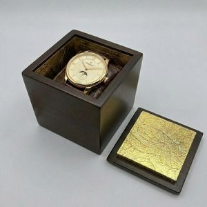 Boîte à montres haut de gamme en bois massif de noyer noir du Vietnam, personnalisée, avec couvercle. - Product Image 6