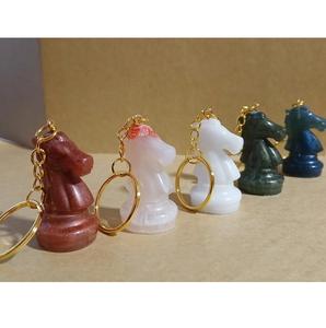 Porte-clés élégant en résine avec accents décoratifs intégrés, finition lisse, accessoire durable, parfait pour organiser les clés et les ajouter - Product Image 1