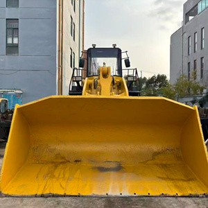 Cargadora de Ruedas KOMATSU WA500 Amarilla con Cabina Cerrada, Neumáticos Sólidos y Escape Vertical Superior - Product Image 2
