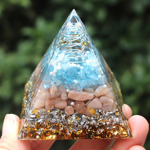 Pyramide en résine blanche en forme de pilier de cristal, artisanat, décoration de la maison, ornement fait à la main - Product Image 3