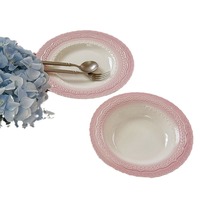 Assiette de présentation en céramique rose vintage à motif dentelle en relief, bord ondulé, blanc os, pour décoration de table de mariage et service de table domestique