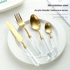 Ensemble de couverts élégants en acrylique transparent et or avec poignées en cristal pour les fêtes de mariage. - Product Image 3
