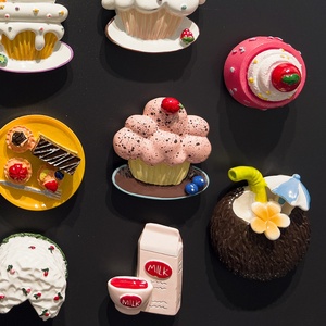 Imán de Resina para Refrigerador con Diseño Moderno de Cono de Helado y Pastel en 3D Realista, Juguete Comestible - Product Image 2