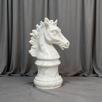 Décor de jardin de parc extérieur sculpté à la main grande statue d'échecs en marbre blanc naturel