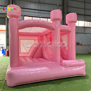 Château gonflable rose brillant avec toboggan pour enfants, idéal pour les fêtes d'anniversaire des filles dans le jardin - Product Image 3