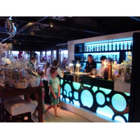 Comptoir de bar moderne en forme de diamant blanc avec éclairage LED, table en surface solide, mobilier de bar pour hôtel