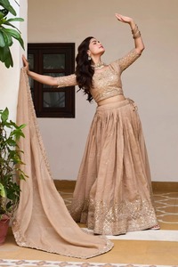 Ensemble Lehenga Choli en soie de haute qualité pour femmes, tenue ethnique pour fêtes, festivals, mariages et événements, disponible à la vente - Product Image 2