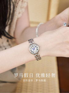Reloj de cuarzo con esfera redonda de tono plateado con números romanos y función de fecha, con eslabones metálicos - Product Image 5
