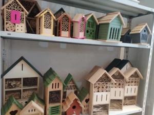 โรงแรมแมลงไม้สำหรับสวน |   บ้านสำหรับแมลงสัตว์ป่าที่ได้รับการรับรองมาตรฐาน FSC ขายส่งแบบกำหนดเอง GYIH2 - Product Image 4