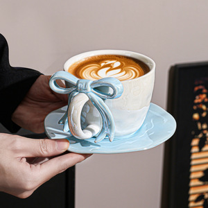 Conjunto de Xícara de Café e Prato em Cor Pérola com Design de Laço, Caneca de Cerâmica de Alto Valor para Meninas - Product Image 1