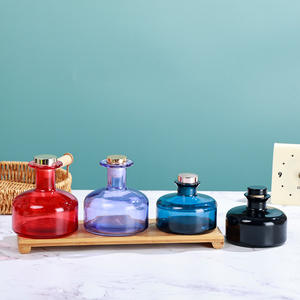 Bouteille diffuseur à roseaux en <span class=keywords><strong>verre</strong></span> personnalisée OEM ODM grande capacité 200ml 300ml multicolore unique avec bâtonnets et bouchon - Product Image 4