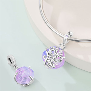 Adorables pendentifs plaqués argent et sertis de zircons, en forme de cœur, de papillon, de couronne, de fleur, de lettre, d'étoile et d'animaux. - Product Image 3
