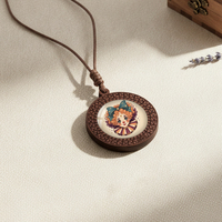 Collier en bois personnalisable de style vintage, représentant un clown de cirque, avec cordon réglable.