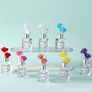 Difusor de caña de aroma sin llama de 30ml de venta directa del fabricante con decoración de flores falsas para refrescar el aire en interiores. - Product Image 1
