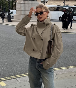 <span class=keywords><strong>Giacca</strong></span> <span class=keywords><strong>Trench</strong></span> Corta Vintage Americana da <span class=keywords><strong>Donna</strong></span> Personalizzata OEM, Collo Alto, Doppiopetto, Colore Kaki, Abbigliamento Streetwear all'Ingrosso - Product Image 5