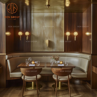Ensemble de meubles de café, restaurant et bar moderne : canapé en cuir beige, tables carrées en bois et chaises grises