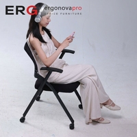 Chaise de formation moderne et flexible avec tablette intégrée, empilable, dossier en maille, mobile avec roulettes pour les réunions scolaires et la salle de classe