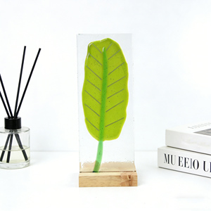 Ornement en verre fusionné artisanal, sculpture en verre faite à la main avec base en bois pour la maison ou comme cadeau - Product Image 1