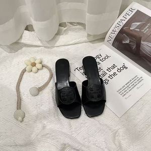 Nuevas Sandalias de Tacón Alto con Diseño Geométrico en Cuero Genuino, Ajustables y de Punta Abierta para Damas - Product Image 2