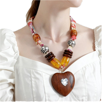 Collier tendance plaqué or avec chaîne à maillons en alliage de zinc et pendentif en forme de cœur en bois, style bohème, pour mariage, avec foulard en soie