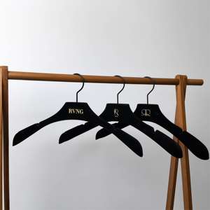 Set di appendiabiti in velluto Premium che mette in mostra i pantaloni più venduti appendiabiti per boutique di moda - Product Image 1