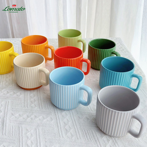 แก้วกาแฟเซรามิคแบบวินเทจ ลายนูน ลายเส้นแนวตั้ง  แบบซ้อนได้ เป็นมิตรกับสิ่งแวดล้อม ใช้กับเครื่องล้างจานและไมโครเวฟได้  ผิวด้าน ปรับแต่งได้ - Product Image 5