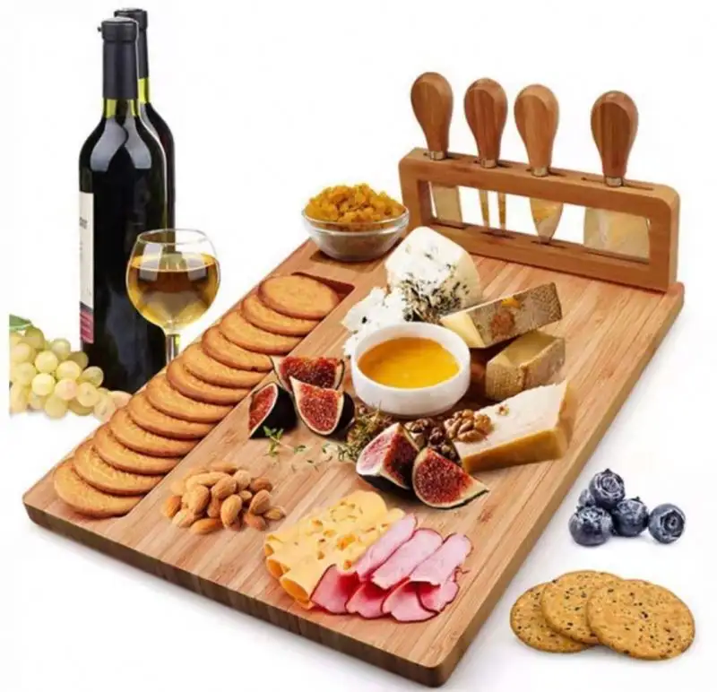 Venta caliente Tabla de quesos Bandeja de madera para servir con 4 cuchillos de acero inoxidable Juego de tablas de queso de charcutería grande