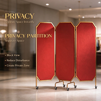 Paravent mobile autoportant pliable avec roulettes et cadre doré pour salle de banquet