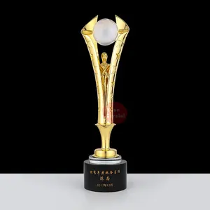 Aanpassen Kristallen Bol Gouden Man Standbeeld Vorm Metalen Trofee Award Met Kristallen Basis