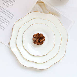 Usine de Chine Fleurs Blanches Ues de Mariage Assiettes de restaurant personnalisées en porcelaine osseuse pour mariage - Product Image 2