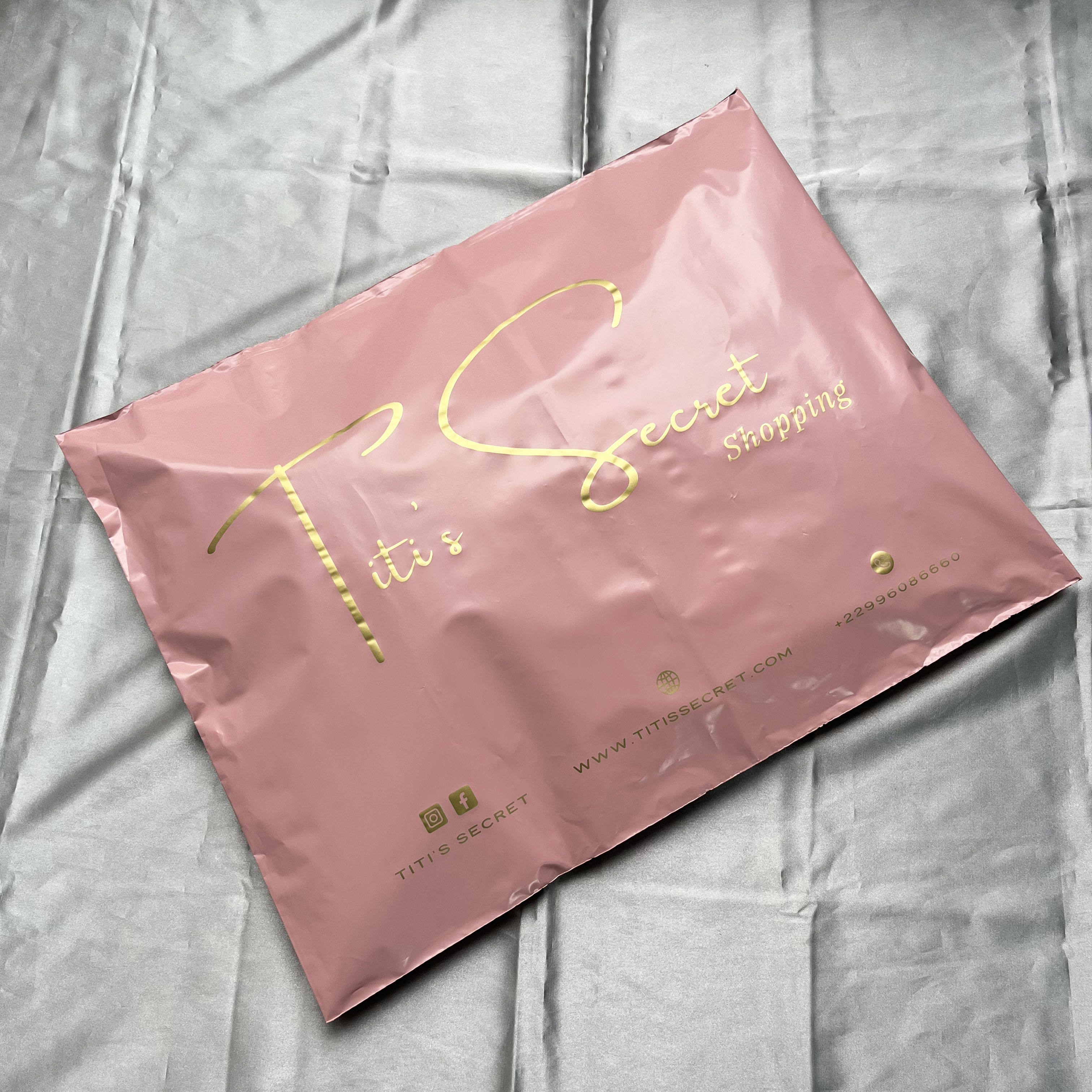 สีชมพูมันวาว