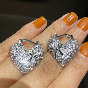 Pendientes de Aro con Corazón en Oro Blanco y Cristal de Estrás, Plata 925 con Baño de Rodio, Joyería Romántica para Mujer - Product Image 3