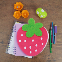 Mini cahier à spirale brodé en peluche fraise