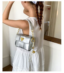 Bolso bandolera de hombro con diseño de nicho para mujer, bolso Tejido ligero con forma cuadrada compacta para llevar bajo el brazo - Product Image 2