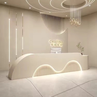 Bureau de réception de luxe style crème à double vague incurvée avec éclairage LED pour salon de beauté