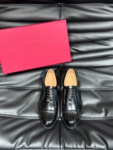 Zapatos de vestir para hombre hechos a mano y personalizados, elaborados con cuero, ideales para negocios, bodas y uso en la oficina. - Product Image 1