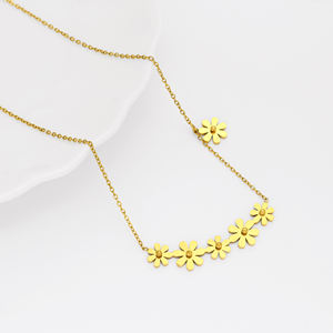 फैशन गहने वाटरप्रूफ 18k सोने की प्लेटेड स्टेनलेस स्टील डेज़ी फूलों की पेलेंट हार महिलाओं के गहने को ऑक्सीकरण नहीं कर सकता है। - Product Image 1