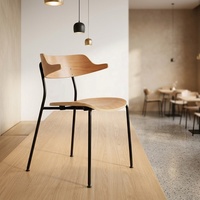 Chaise de salle à manger empilable moderne avec dossier incurvé et structure en acier pour usage domestique et commercial
