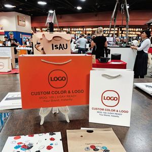 Sacs en papier kraft personnalisés avec poignées pour la promotion, utilisation artisanale, avec votre propre logo, sacs de shopping en papier kraft blanc et brun, logos faits à la main - Product Image 1