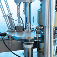 Botella de tarro de plástico automática hecha en China en línea taponadora automática recta máquina de tapado de sellado de tarros de latas