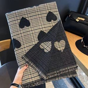 Écharpe en fausse fourrure de cachemire double face à motif cœur, nouvelle collection hiver 2026, vente en gros, personnalisation prise en charge - Product Image 1