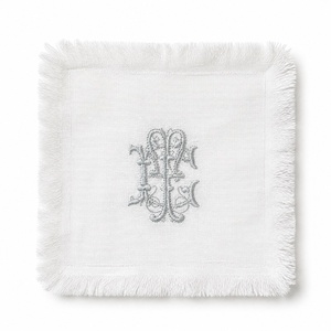 Serviette en coton carrée personnalisée avec monogramme brodé et bordure à franges pour la décoration de table - Product Image 1