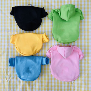 Sudadera con capucha para mascotas, color sólido, poliéster, con hebilla para correa, para perros, para otoño e invierno. - Product Image 1