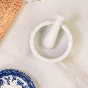 ชุดปูนและลูกกรงพอร์ซเลนขนาดเล็กสีขาวแบบกําหนดเองสําหรับการบดและบดเครื่องเทศสมุนไพร - Product Image 3