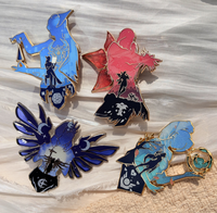 Desain Pin Kerah Glitter Kustom Grosir Gaya Anime Kerajinan Logam Kustom Suvenir Populer Pin Enamel Keras dengan Kaca Berwarna